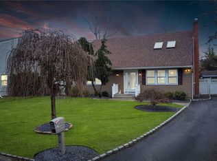 11 Minerva Ln, Centereach, NY 11720