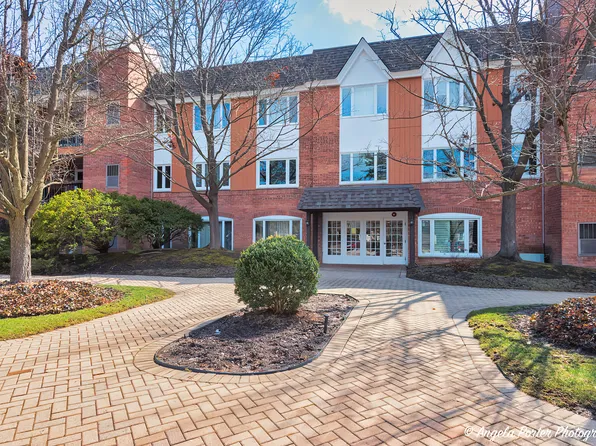 207 Rivershire Ln APT 205, Lincolnshire, IL 60069