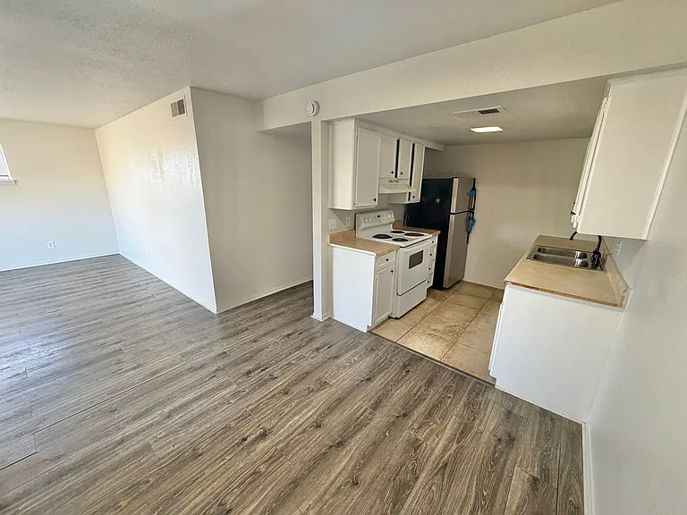 7321 Melrose Ln — Photo 6