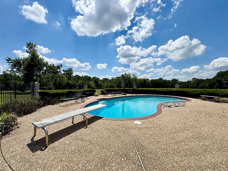 624 S Horsebarn Rd — Photo 8