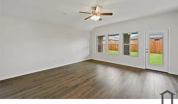 4 bed, 2100 sqft, $3,555 — Photo 4
