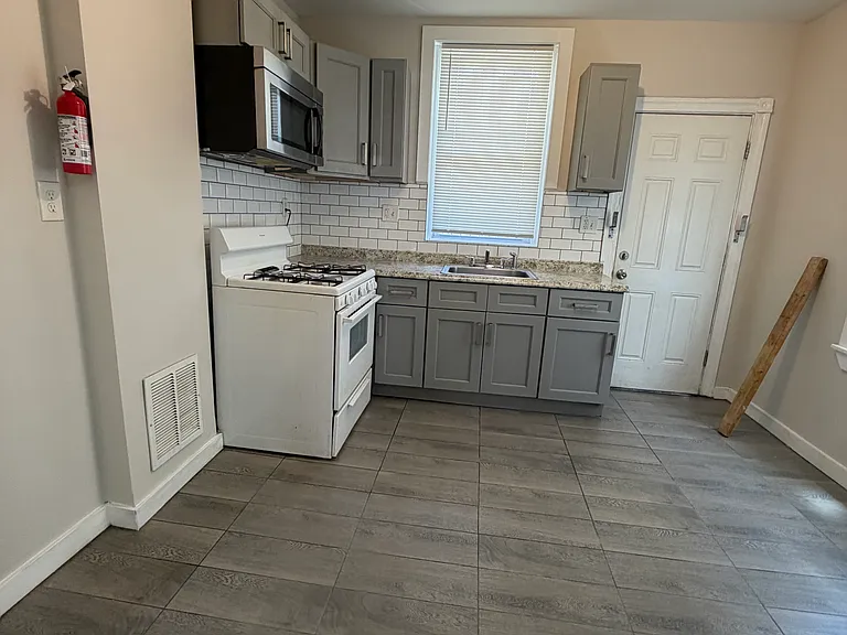 3837 N Darien St — Photo 4
