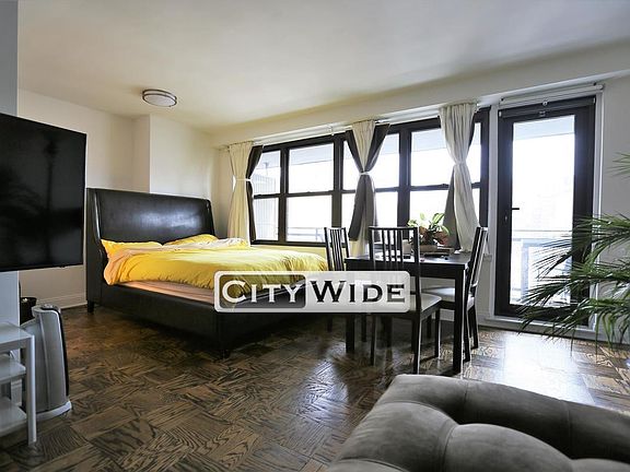 3rd image of 240 E 82nd St APT 6D