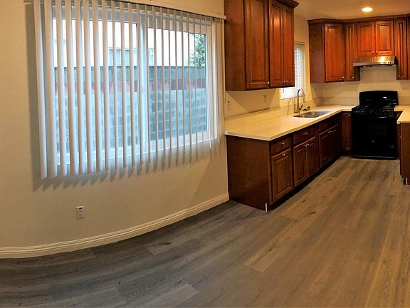 Panorama from the dinning area into the kitchen.