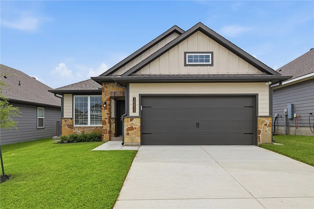 3 bed, 1349 sqft, $1,900 — Photo 1
