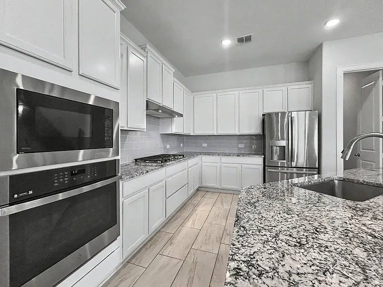 3708 Eliberis — Photo 4