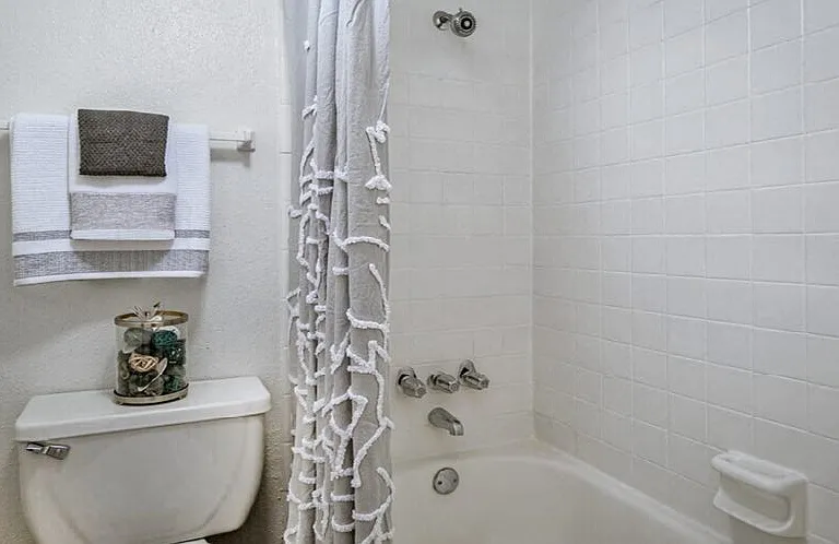 Woodlake Oaks Apartments — Photo 11
