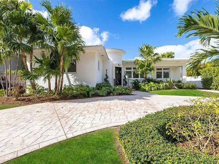 4340 Pine Tree Dr — Photo 4