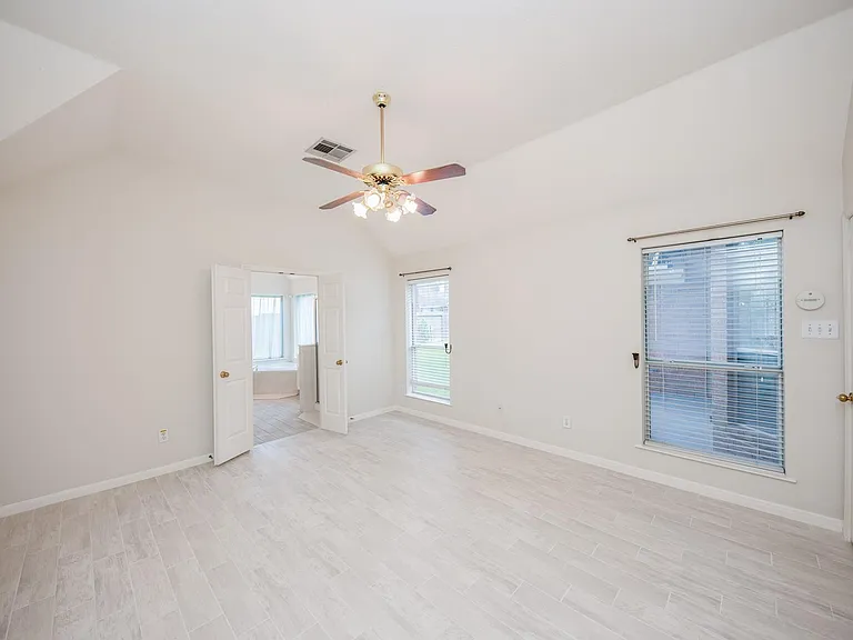 703 Acacia Pl — Photo 8