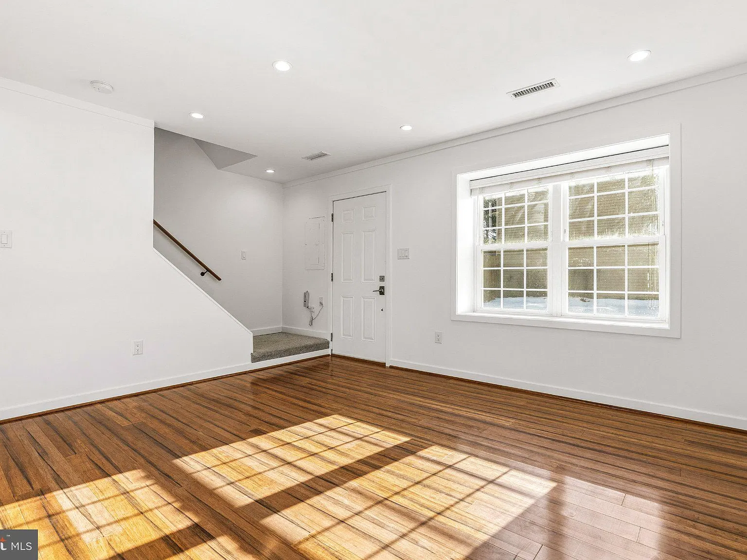 3 bed, 1.5 bath, 1188 sqft, $2,500 — Photo 4