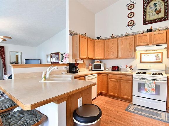 3rd image of 1104 Chaucer Cir