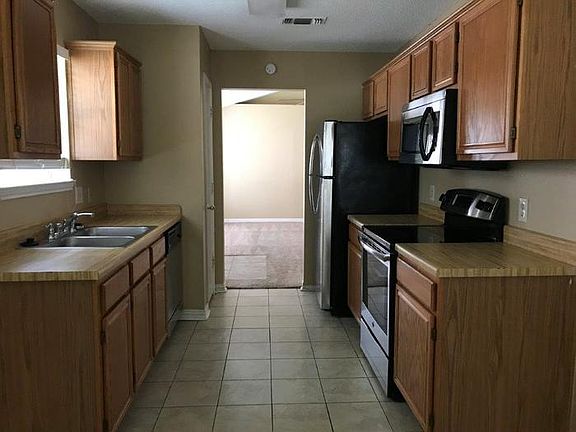 5th image of 303 Moss Hill Dr