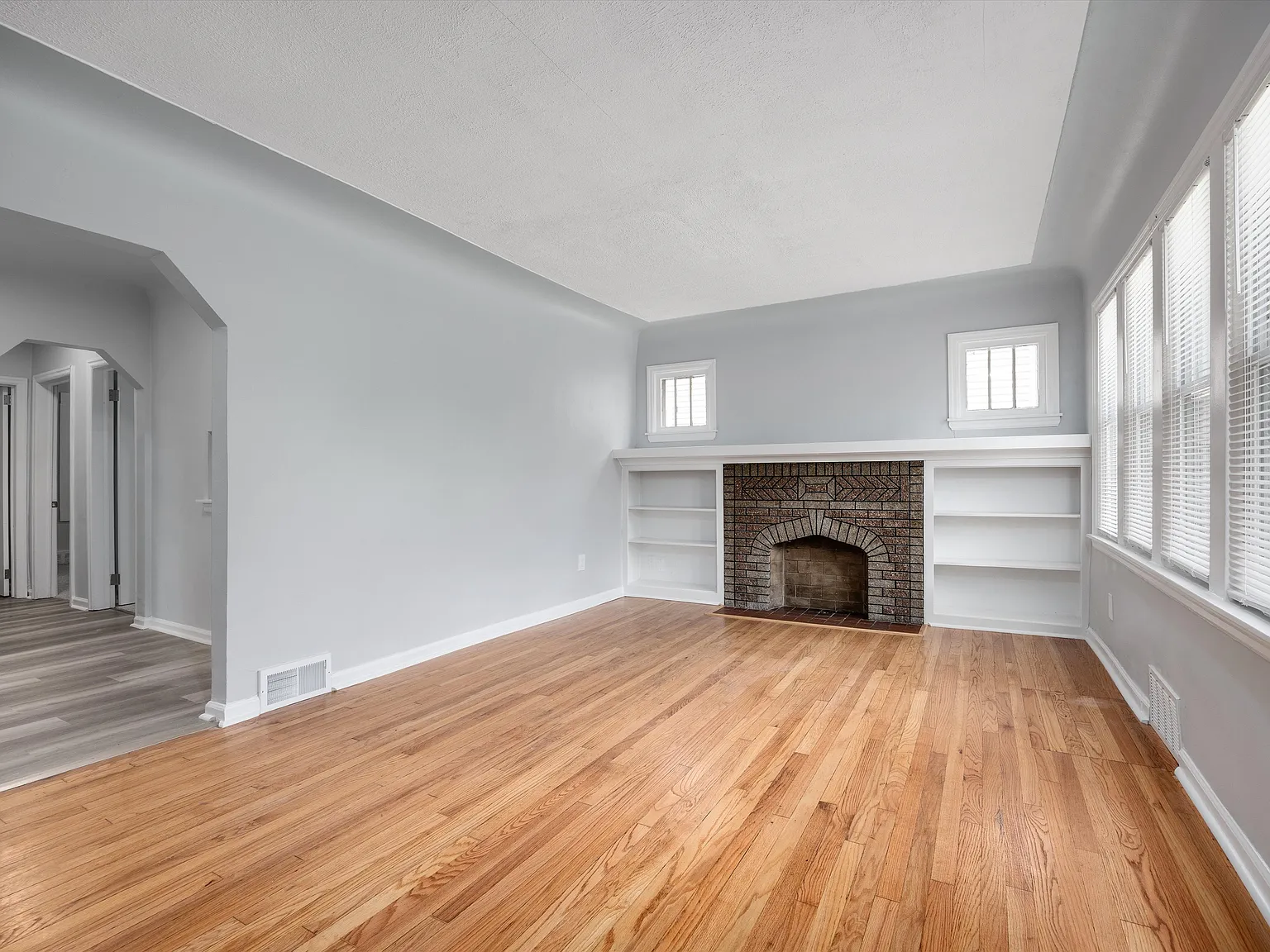 22911 Hayes Ave — Photo 3