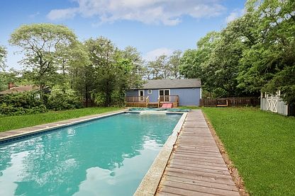 4th image of 11 Duvall Dr