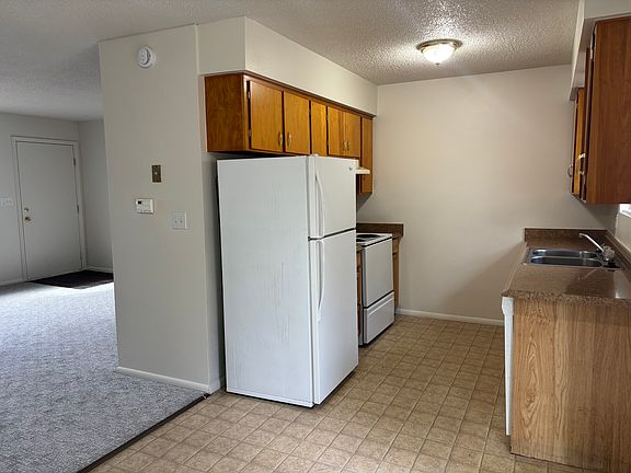 4th image of 124 Amber St #1
