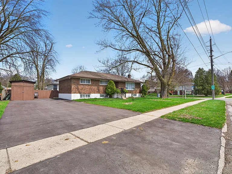 53 Nicklin Cres — Photo 2