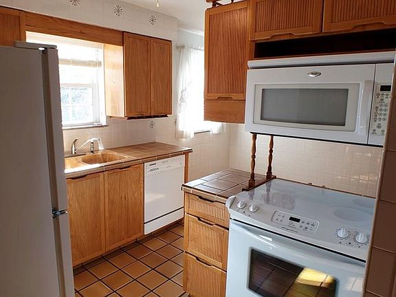 5th image of 2828 Bedford St