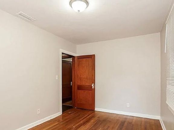 4th image of 25 W 62nd St