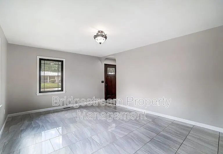 4354 Meadowcroft Rd — Photo 2