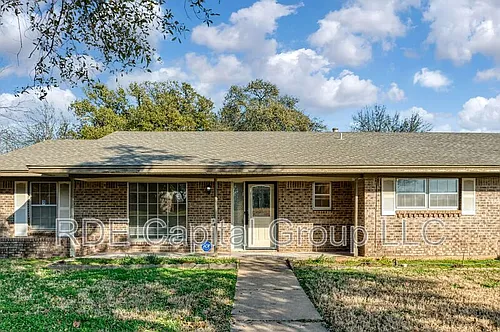 1605 Arrowhead Dr Photo 1