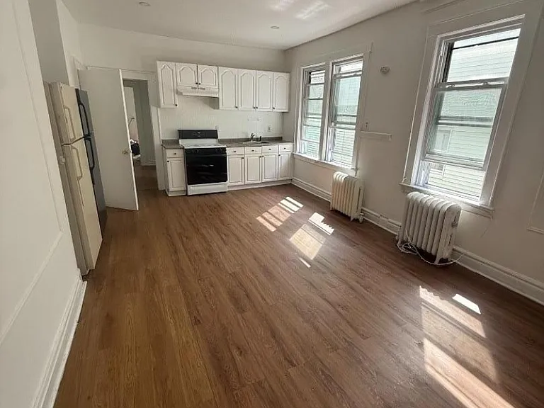 14 Belmont Ter #2R — Photo 1