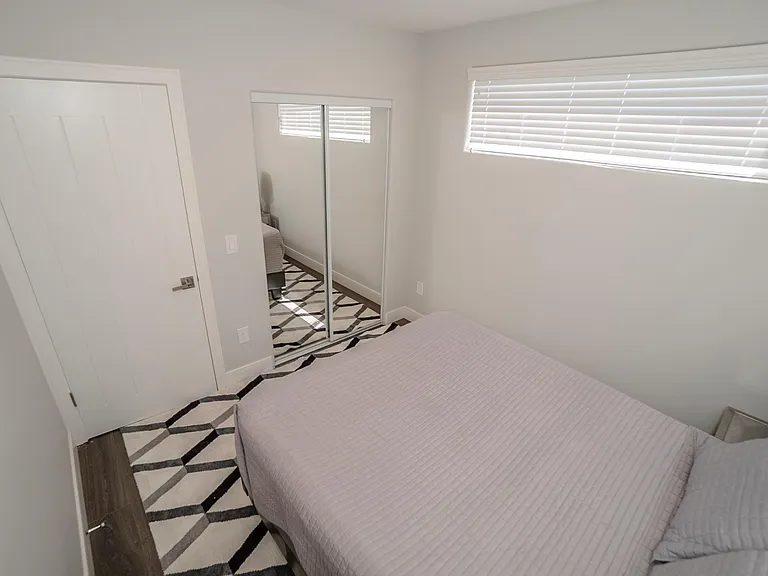 2631 S La Salle Ave — Photo 6