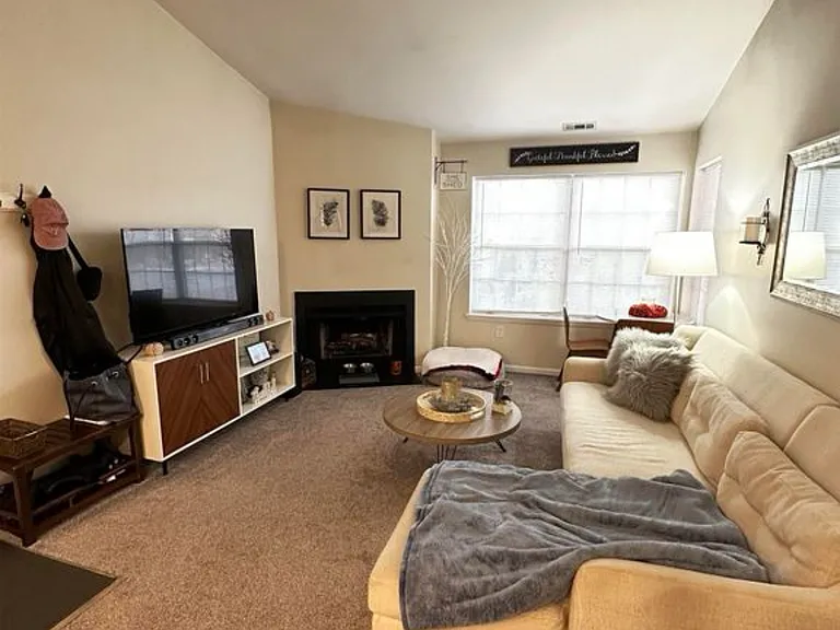 7 Chesapeake Dr #7 — Photo 3