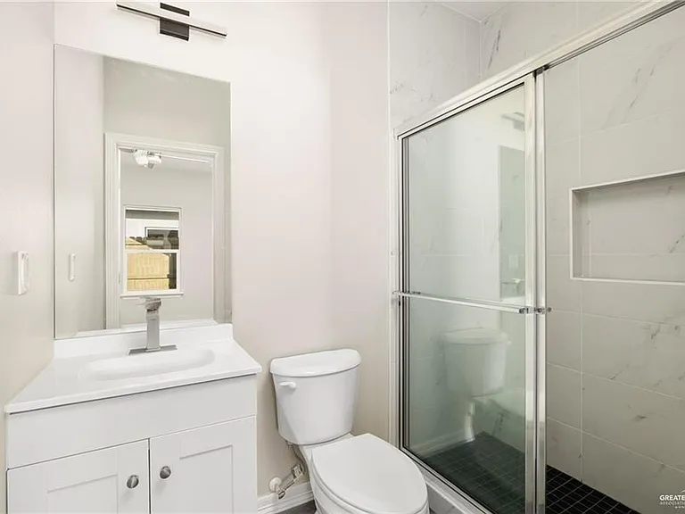 5701 Notre Dame Ave #4 — Photo 8