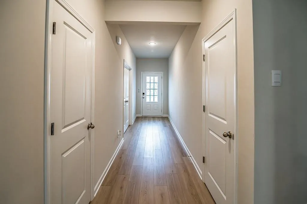 4 bed, 2.5 bath, 2700 sqft, $2,600 — Photo 3