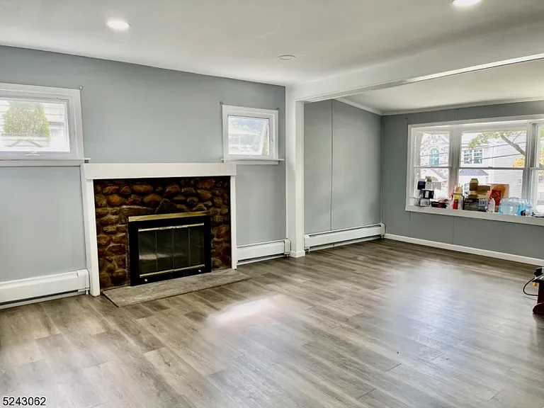 42 Oneida Ave — Photo 2