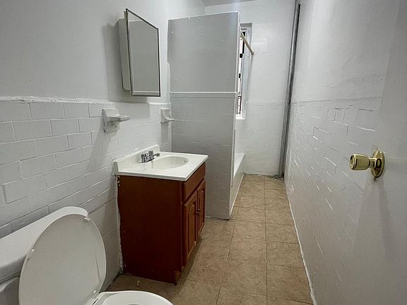 2nd image of 2600 Creston Ave APT 1D