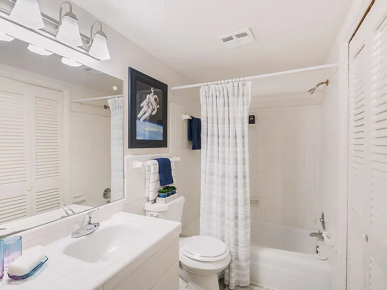 Waterford Square Apartment Homes — Photo 9