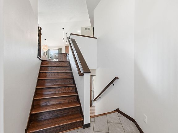 5th image of 632 Emma Dr SE