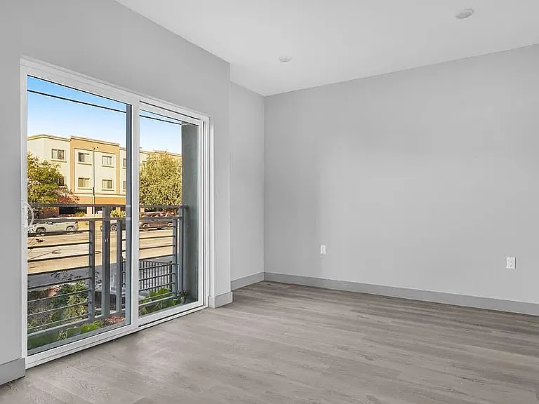 7040 Woodman Ave #207 — Photo 7