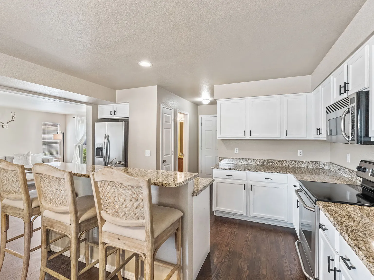 3 bed, 2.5 bath, 1708 sqft, $2,400 — Photo 1