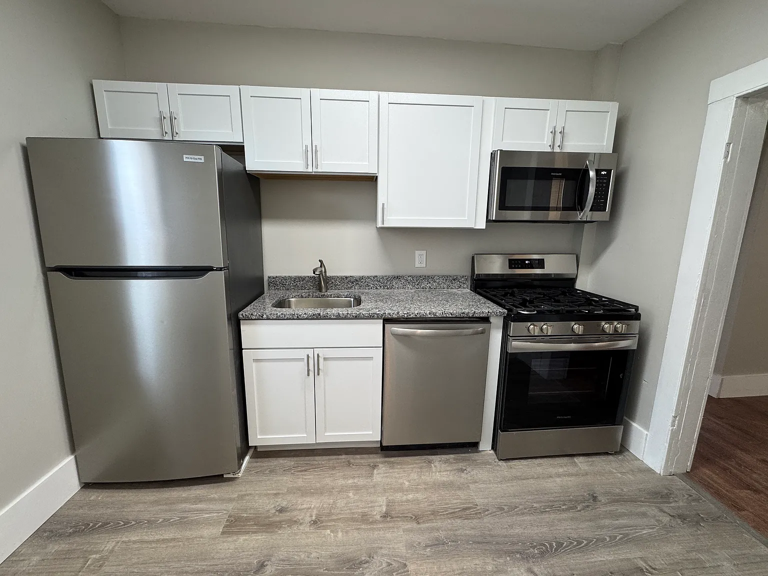 5 bed, 2101 sqft, $4,000 — Photo 4