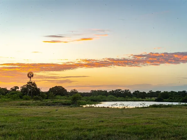 2625 Burke Rd, Flatonia, TX 78941