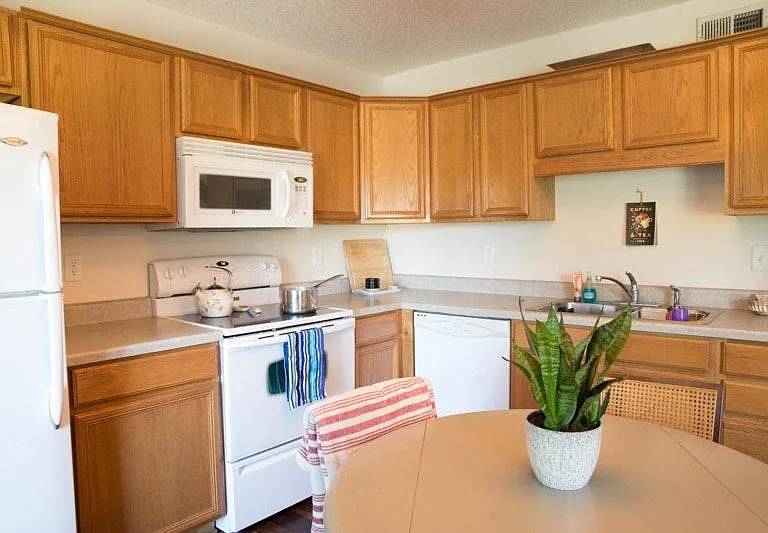 370 W Cherry St #1 — Photo 2