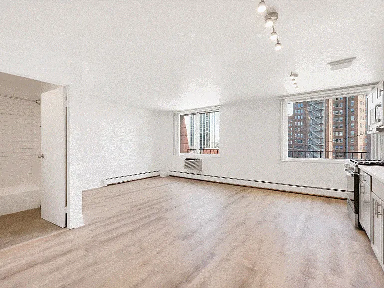 2424 N.Clark — Photo 23