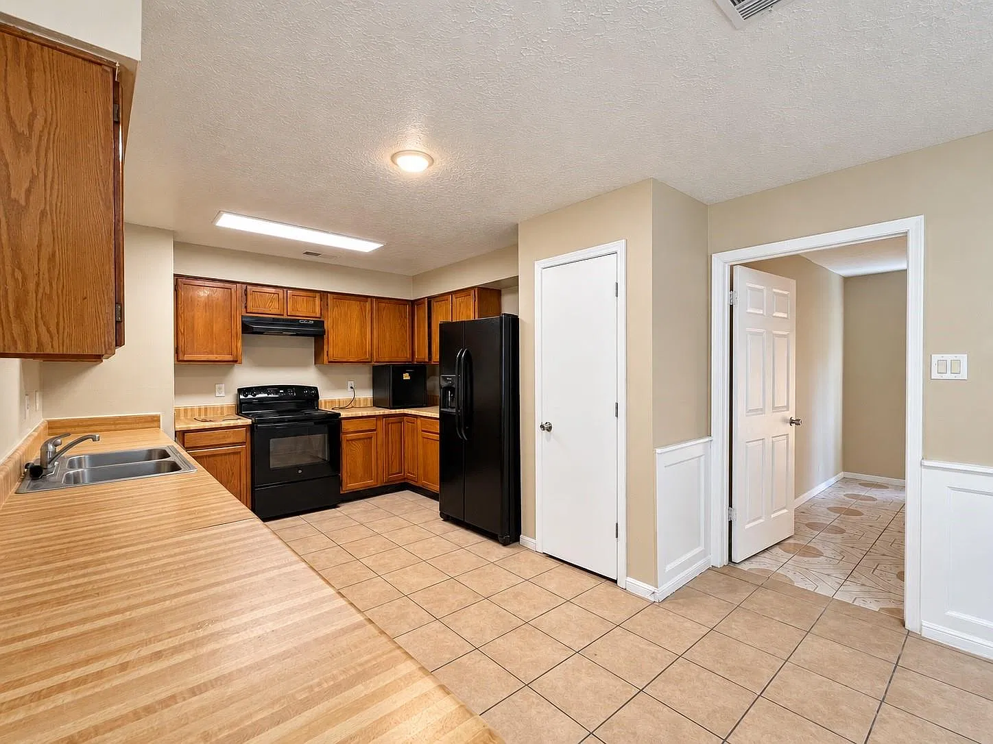 4 bed, 2.0 bath, 2001 sqft, $1,800 — Photo 4