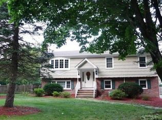 27 Davenport Rd, Oak Ridge, NJ 07438