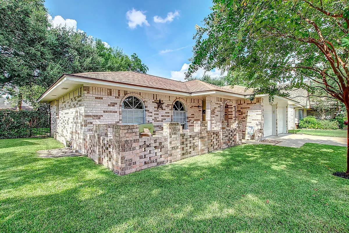 Front porch - 6014 De Lange Ln