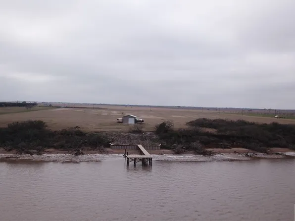 8 Shoreline Ln, Pt Lavaca, TX 77979