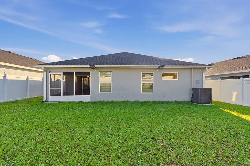 4 bed, 2.0 bath, 1715 sqft, $2,400 — Photo 2
