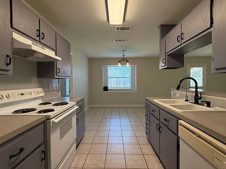 1820 Fleetwood Dr — Photo 8