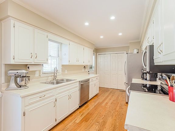 3rd image of 293 Upper River Rd