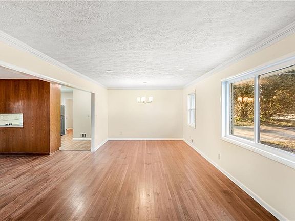 3rd image of 3924 Barr Cir