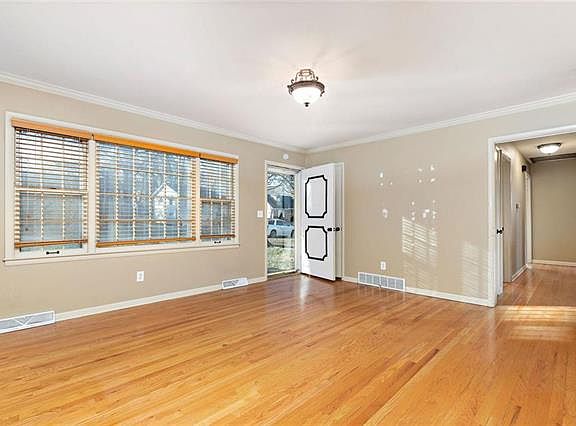 3rd image of 9249 Hemlock St