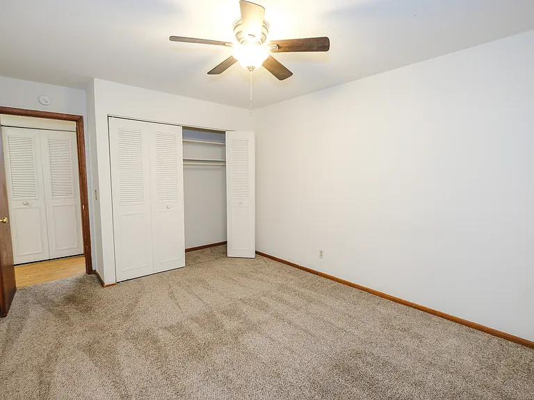 Colonial Apartments — Photo 23