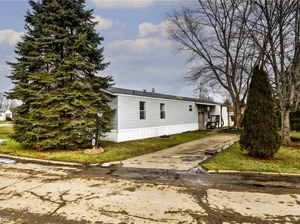 1015 S Park Dr, Brookfield, OH 44403